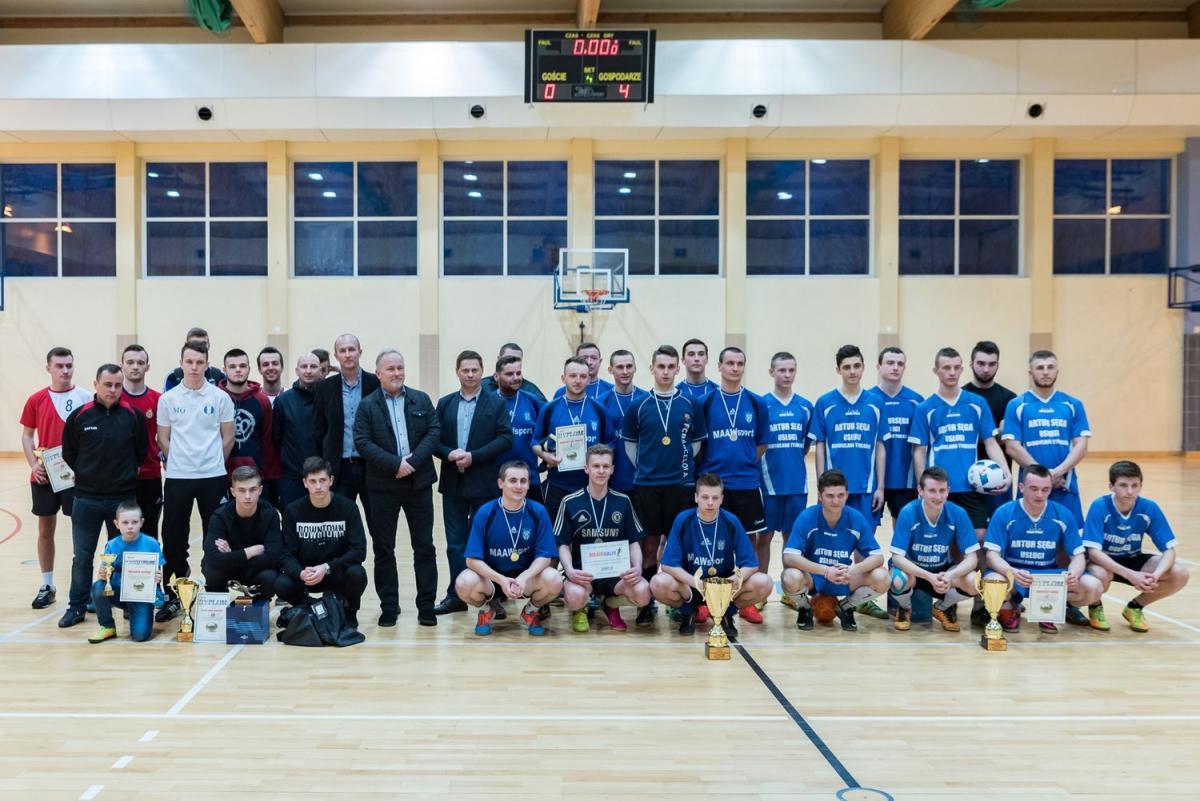 Finaliści rozgrywek Halowej Ligi Piłki Nożnej.<br/>fot.Tomasz Mielnik
