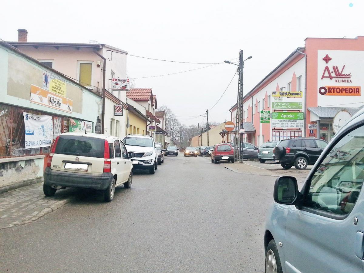 Zaparkowane częściowo na chodniku samochody uniemożliwiają pieszym swobodne przejście.<br/>fot.Barbara Chmura