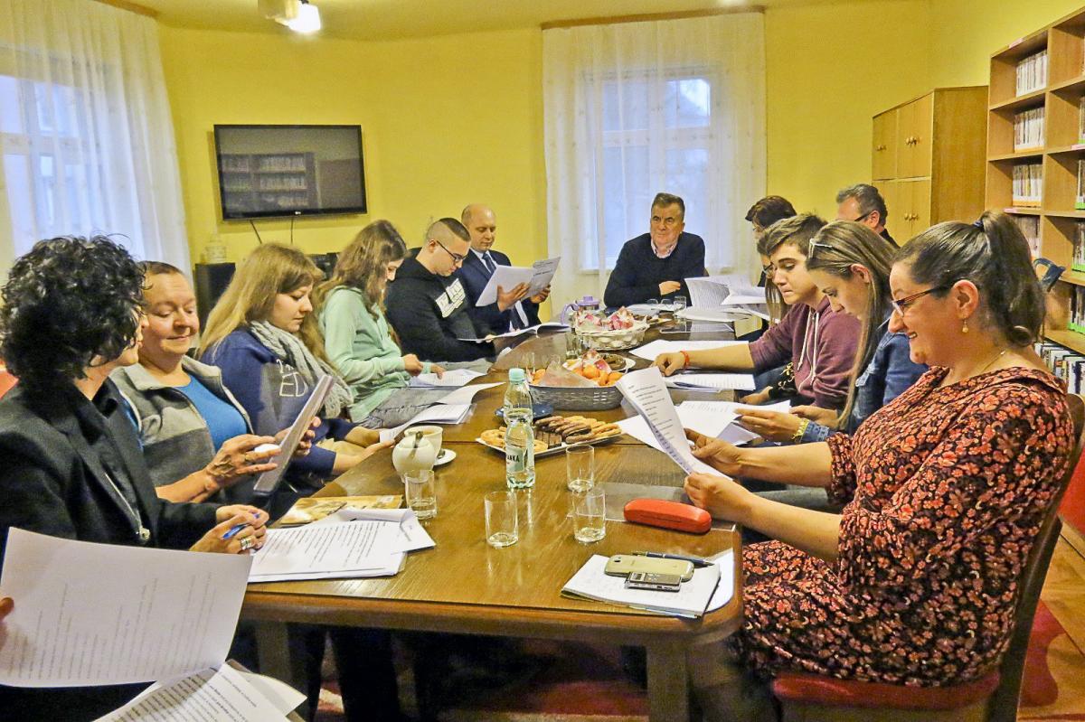 Podczas pierwszego oficjalnego spotkania w Miejskiej Bibliotece Publicznej zostały przydzielone role, a aktorzy odczytali po raz pierwszy swoje teksty.<br/>fot.Barbara Chmura