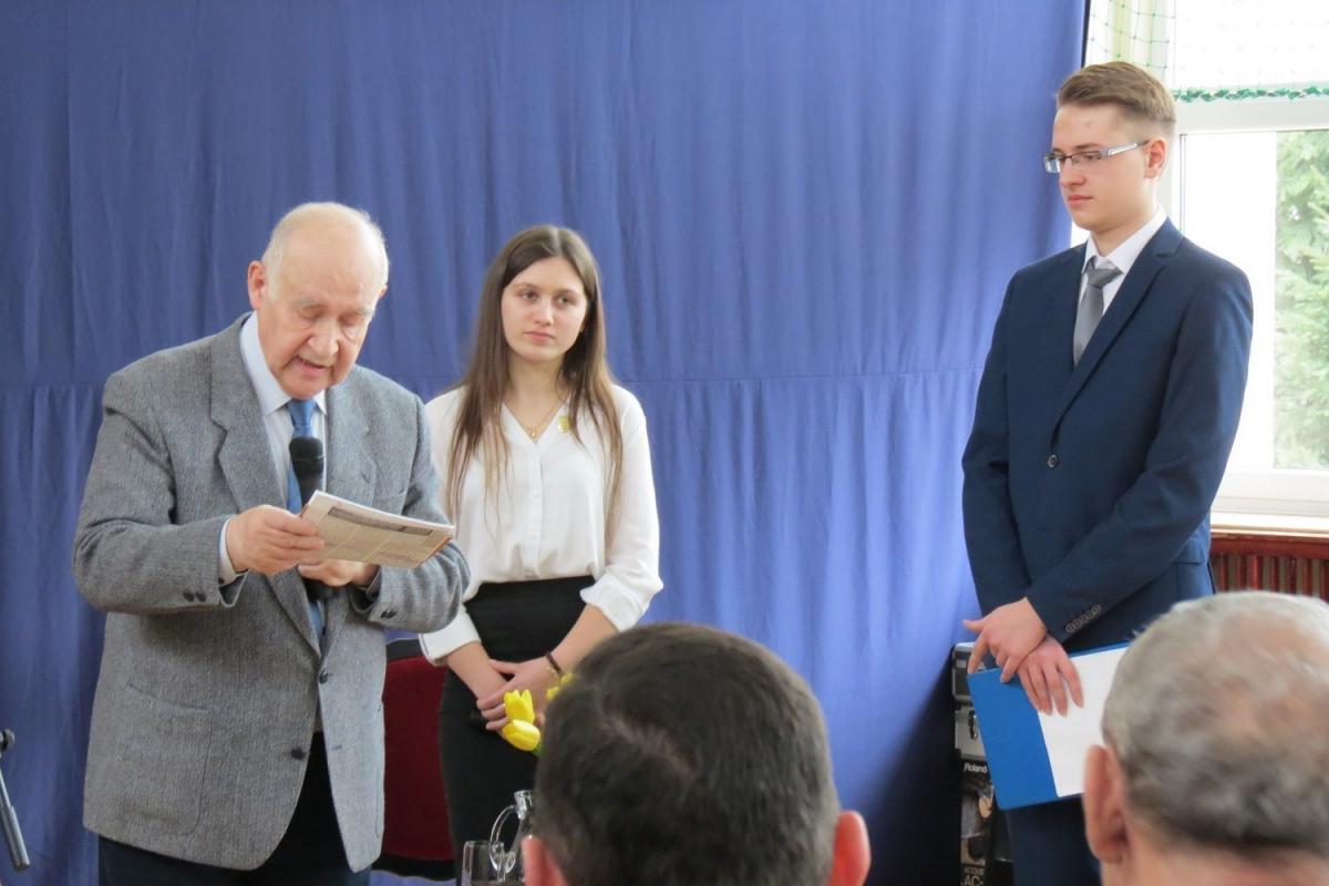 Podczas rozmowy z uczniami prof. dr hab. nauk med. Antoni Hrycek wspominał m.in. swoją klasę oraz opowiadał, czym wyróżniali się uczniowie szkoły.<br/>fot.Barbara Chmura