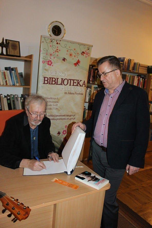 Pamiątkowy wpis do księgi gości.<br/>fot.MBP Przeworsk