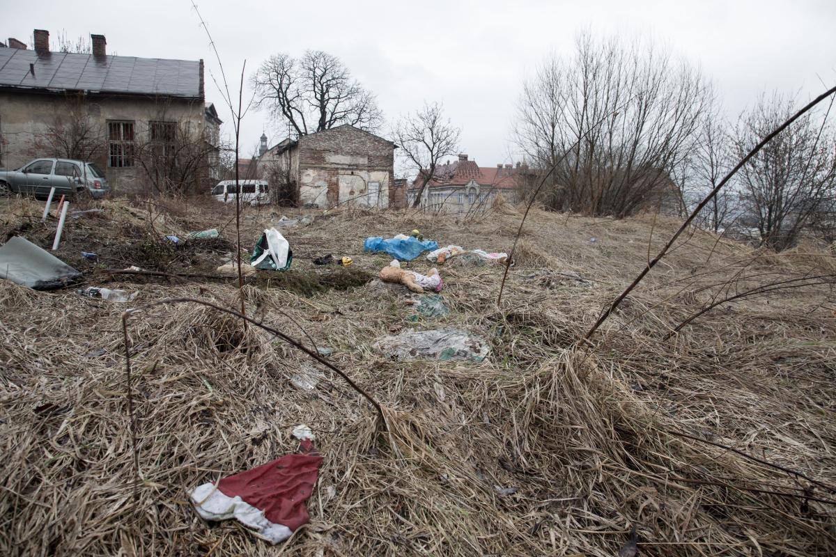 A gdyby tak na grobach naszych przodków ktoś urządził sobie wysypisko?<br/>fot.Kamil Jacek Zarański