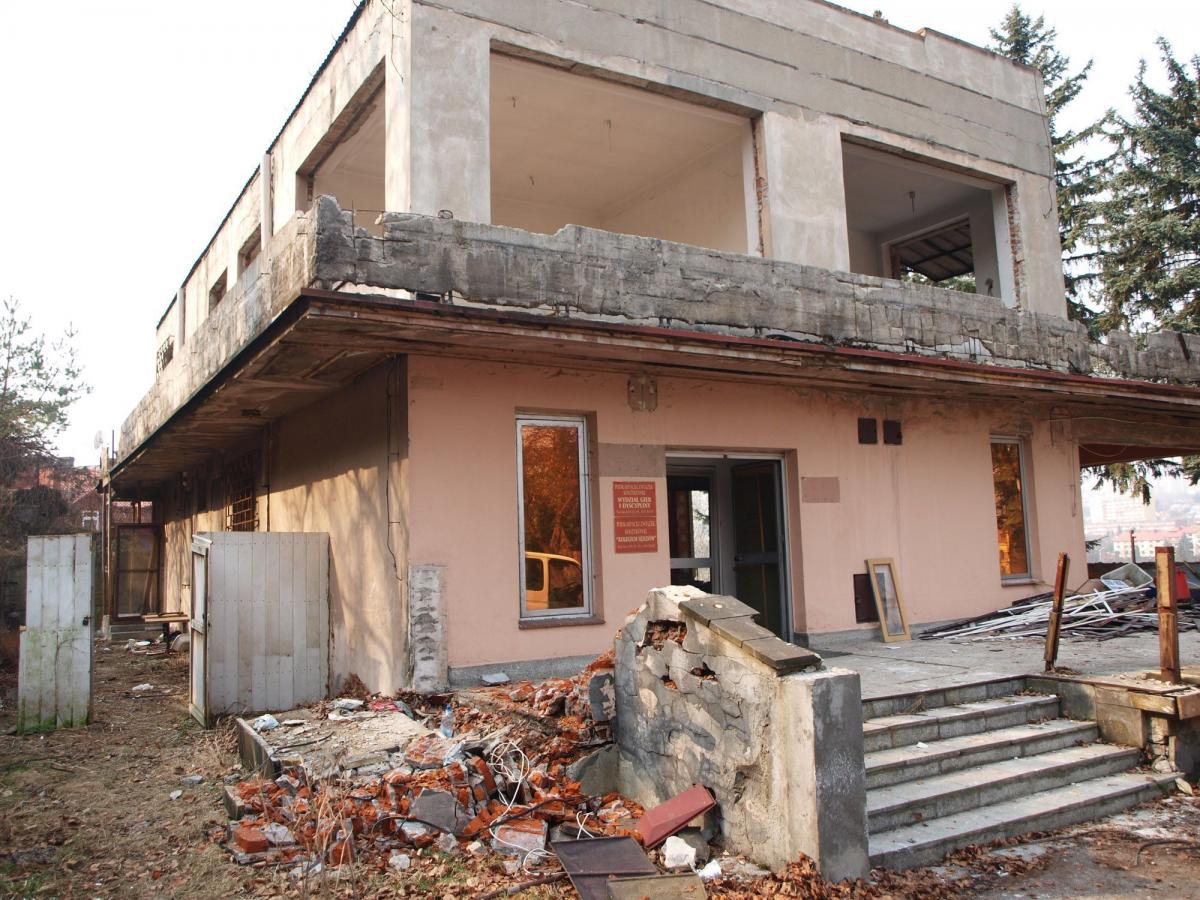 Na początku marca 2015 r. rozpoczęło się częściowe wyburzanie budynku pod przyszłą inwestycję. Od tego czasu przy Sienkiewicza 7 nic się nie dzieje.<br/>fot.Mariusz Godos