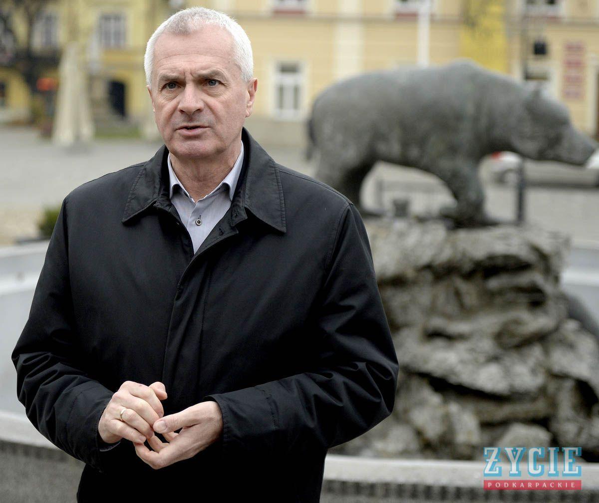 – Na narty do miast partnerskich nie jeżdżę. Mam inne miejsca, gdzie wspaniale się szusuje i w czasie urlopu bardzo chętnie z tego korzystam – mówi prezydent Przemyśla Robert Choma (z lewej).<br/>fot.Mariusz Godos