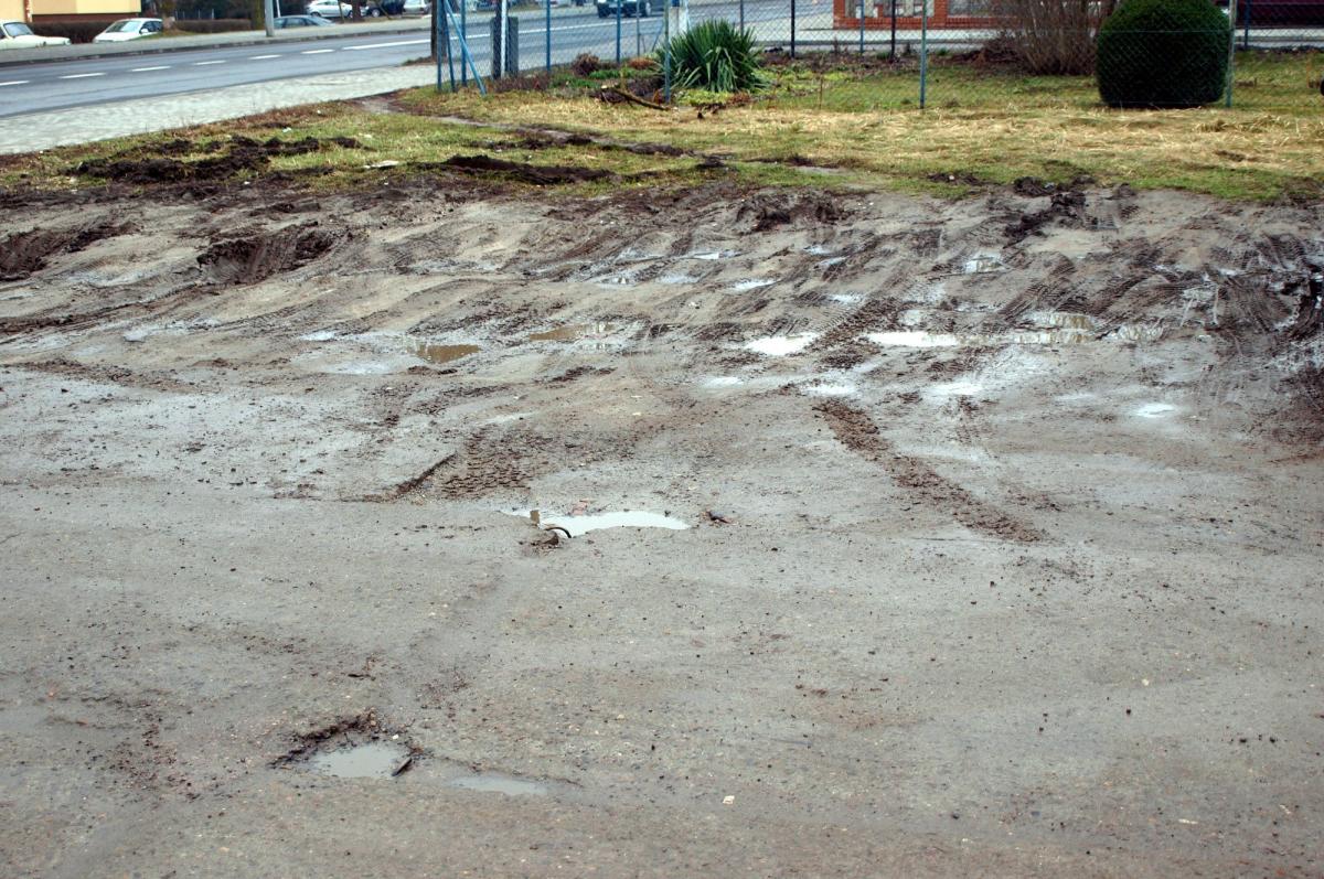 Rozjeżdżony, pełen ubytków parking przy ulicy Przybyszewskiego w Przemyślu.<br/>fot.Mariusz Godos