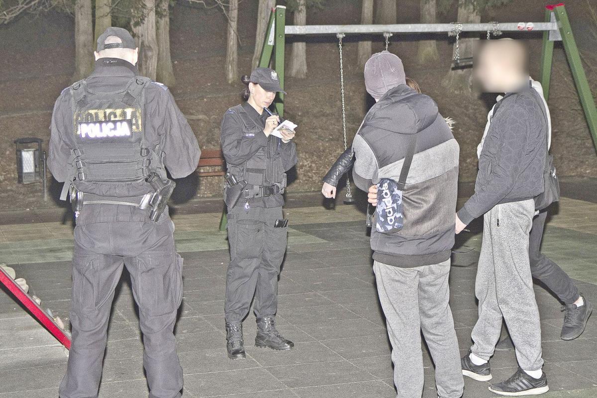 W parku sierżant Ewa, ubezpieczana przez partnera, legitymuje młodych ludzi.<br/>fot.Jacek Szwic