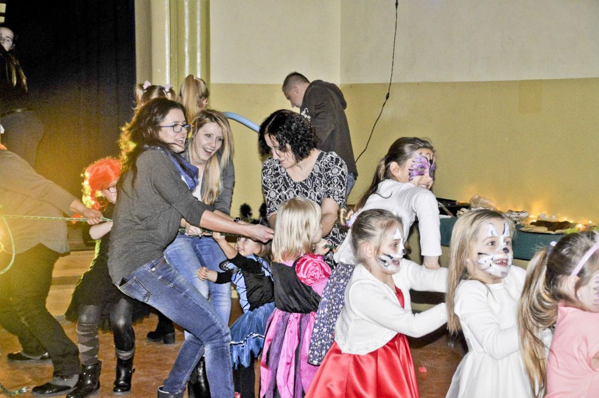 Rodzice ze swoimi pociechami aktywnie spędzili czas.  Bal charytatywny w ZSTiO w Jarosławiu dostarczył uczestnikom wielu pozytywnych wrażeń.<br/>fot.Monika Maj-Lichończak