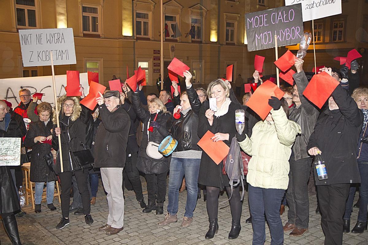W Przemyślu w Międzynarodowym Strajku Kobiet wzięło udział około dwustu osób.<br/>fot.Jacek Szwic