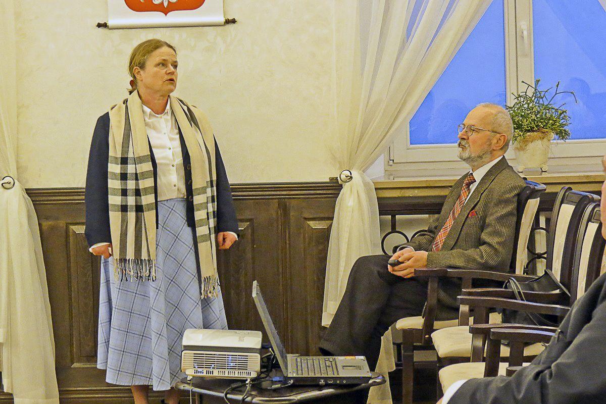 Autorzy wystawy Teresa i Wrzesław Żurawscy wygłosili prelekcję w przeworskim ratuszu.<br/>fot.Barbara Chmura