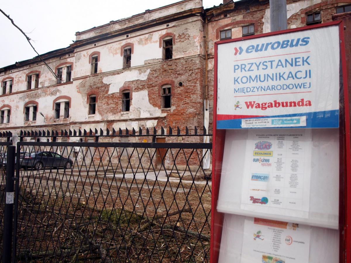 Zdewastowany, z powybijanymi szybami w oknach, obdarty z tynku budynek po byłej „Pomonie” jest jedną z kilku fatalnych wizytówek miasta. Tym bardziej że znajduje się w bezpośrednim sąsiedztwie dworca zarówno kolejowego, jak i autobusowego.<br/>fot.Mariusz Godos