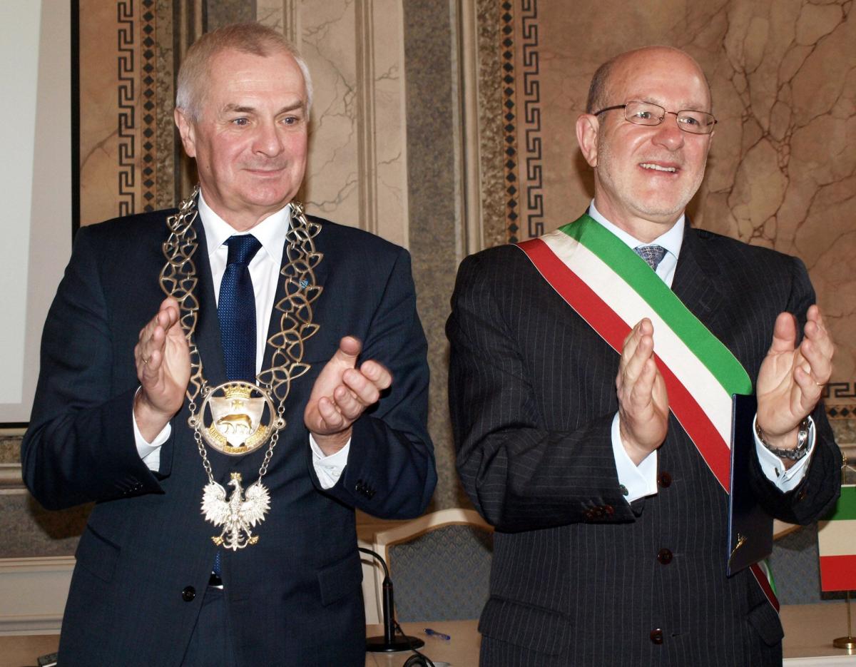 3 marca br. burmistrz włoskiego miasta Chivasso Libero Ciuffreda (z prawej) oraz prezydent Przemyśla Robert Choma parafowali dokument o rozpoczęciu współpracy partnerskiej.<br/>fot.Mariusz Godos