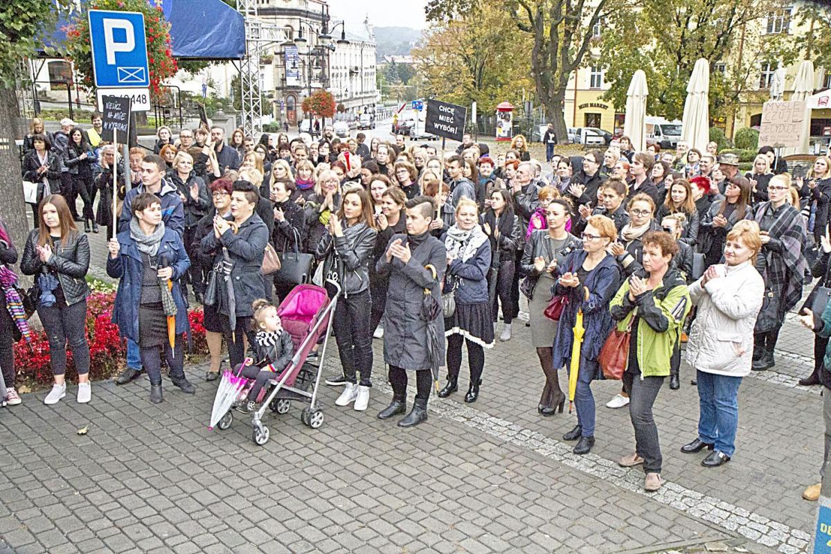 Pierwszy czarny protest w Przemyślu zgromadził kilkaset osób.fot.Jacek Szwic