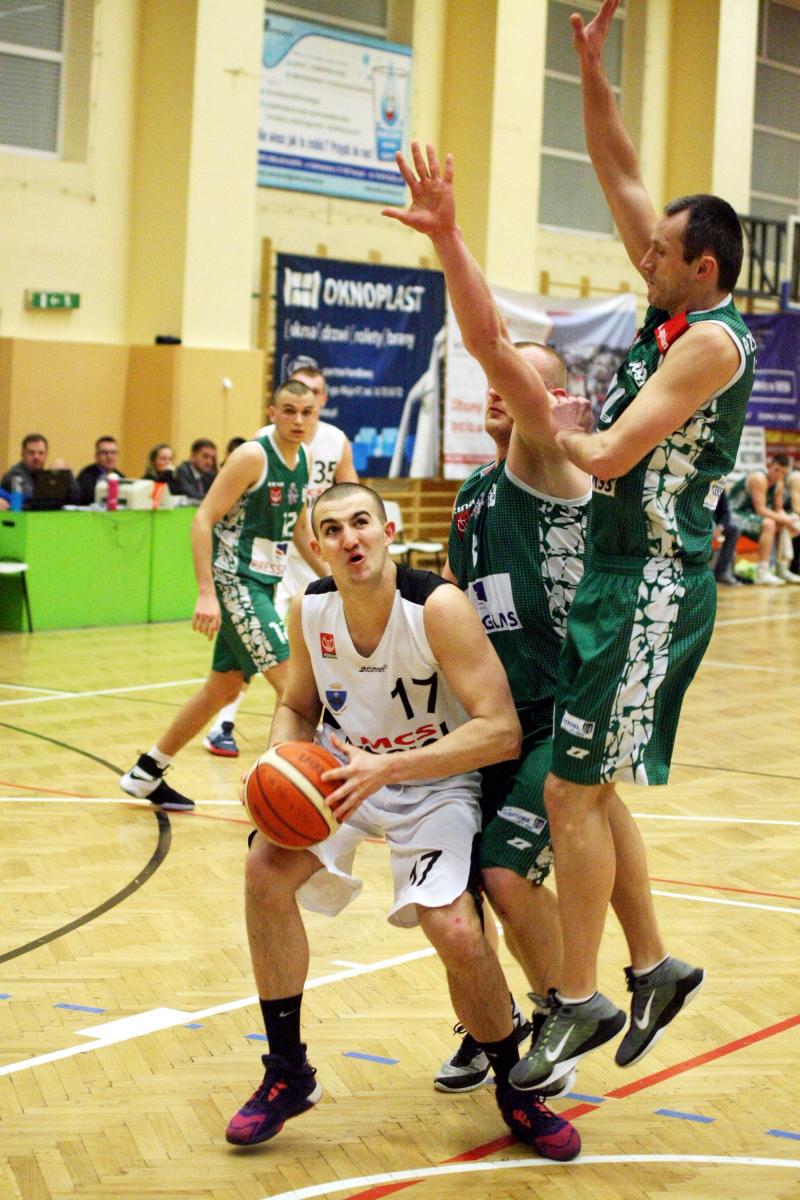 Swoje minuty na parkiecie w meczu z outsiderem dostali wszyscy przemyscy koszykarze. Kacper Grzegorzak (z piłką) zagrał ponad 16 minut.<br/>fot.Kamil Krukiewicz
