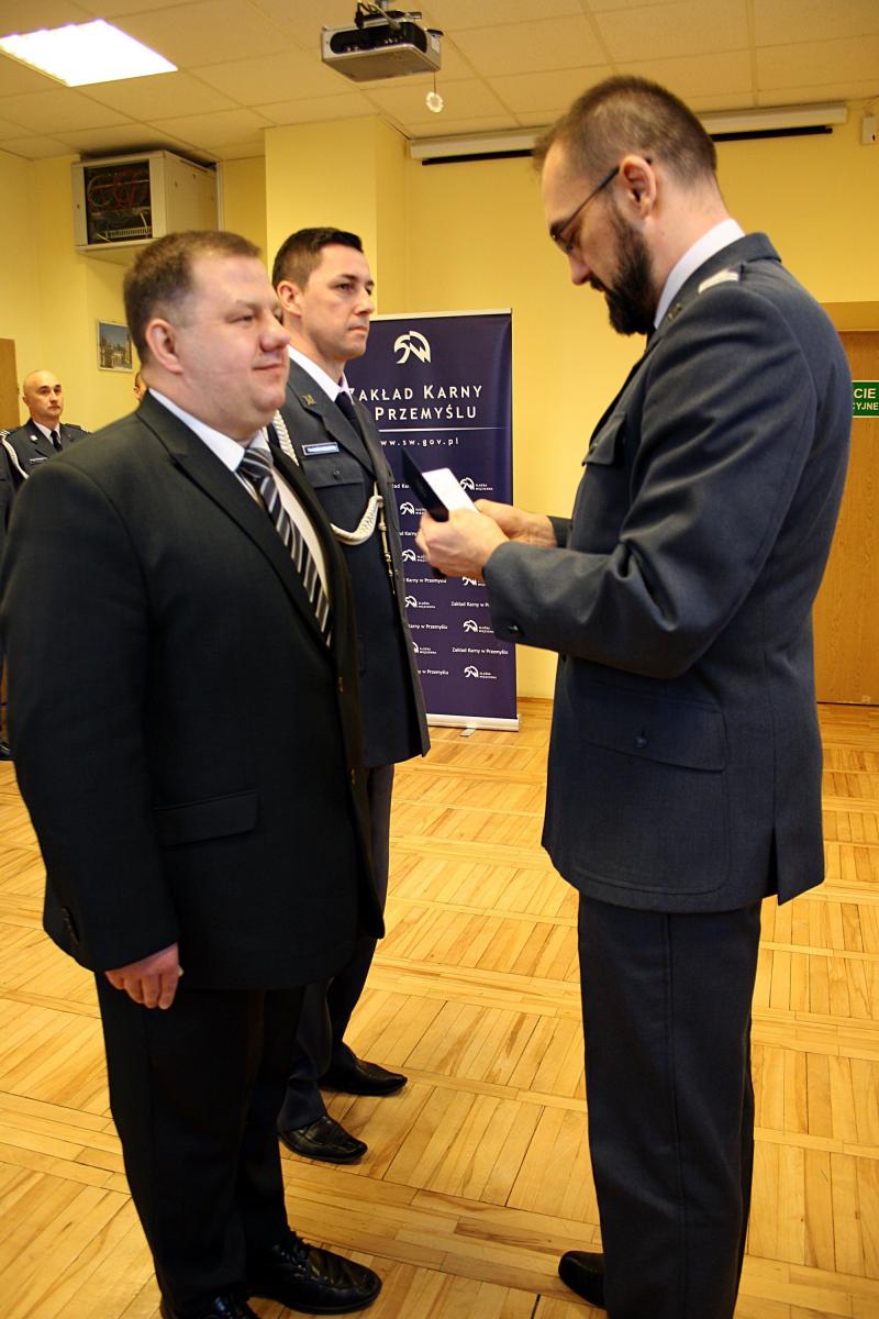 Piotr Hryniszyn (z lewej) odbiera Brązową Odznakę „Za zasługi w pracy penitencjarnej”.<br/>fot.ze zbiorów własnych