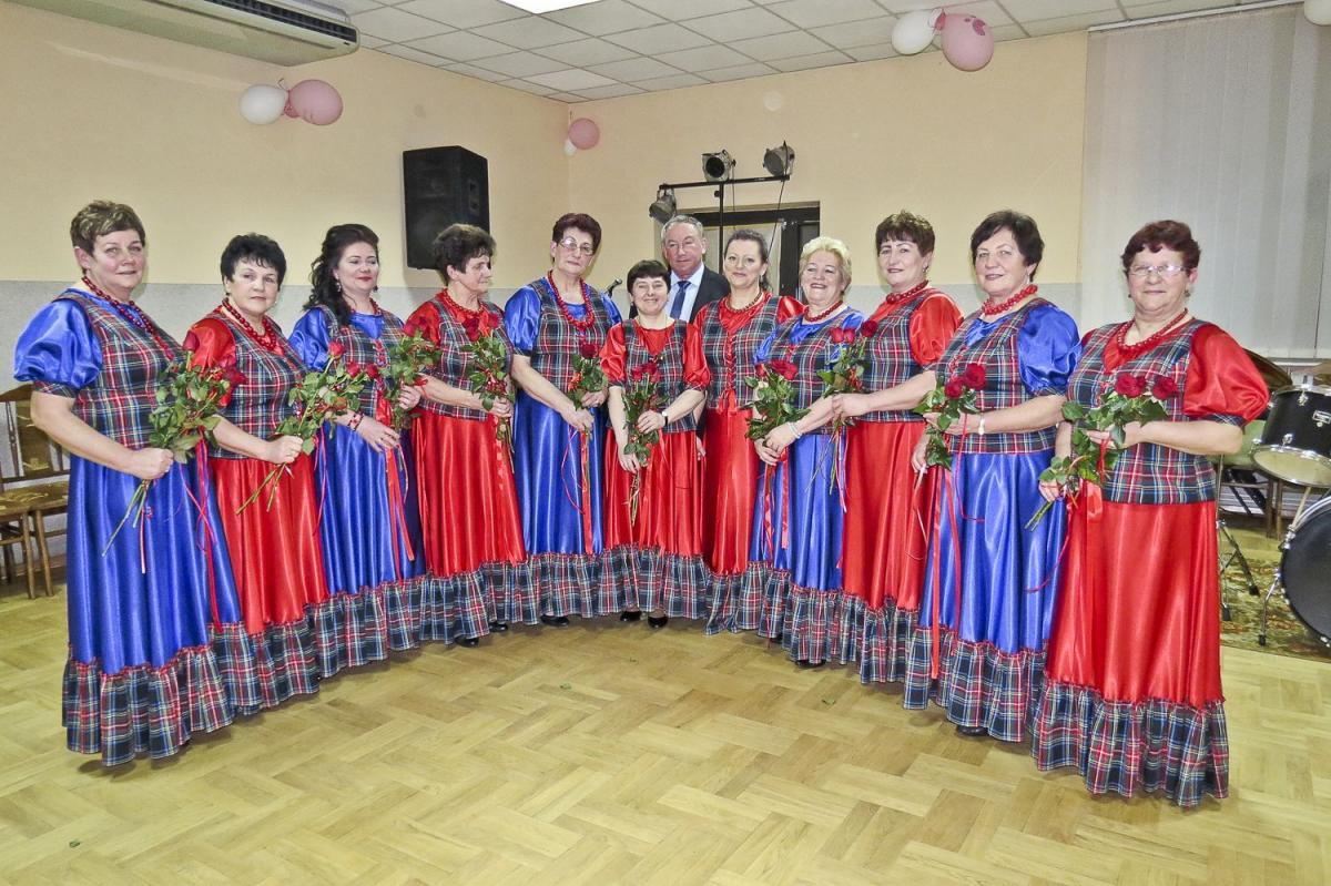 Zespół „Śpiewające Zośki” tworzy obecnie 11 pań oraz ich akompaniator Henryk Chruściel.<br/>fot.Barbara Chmura