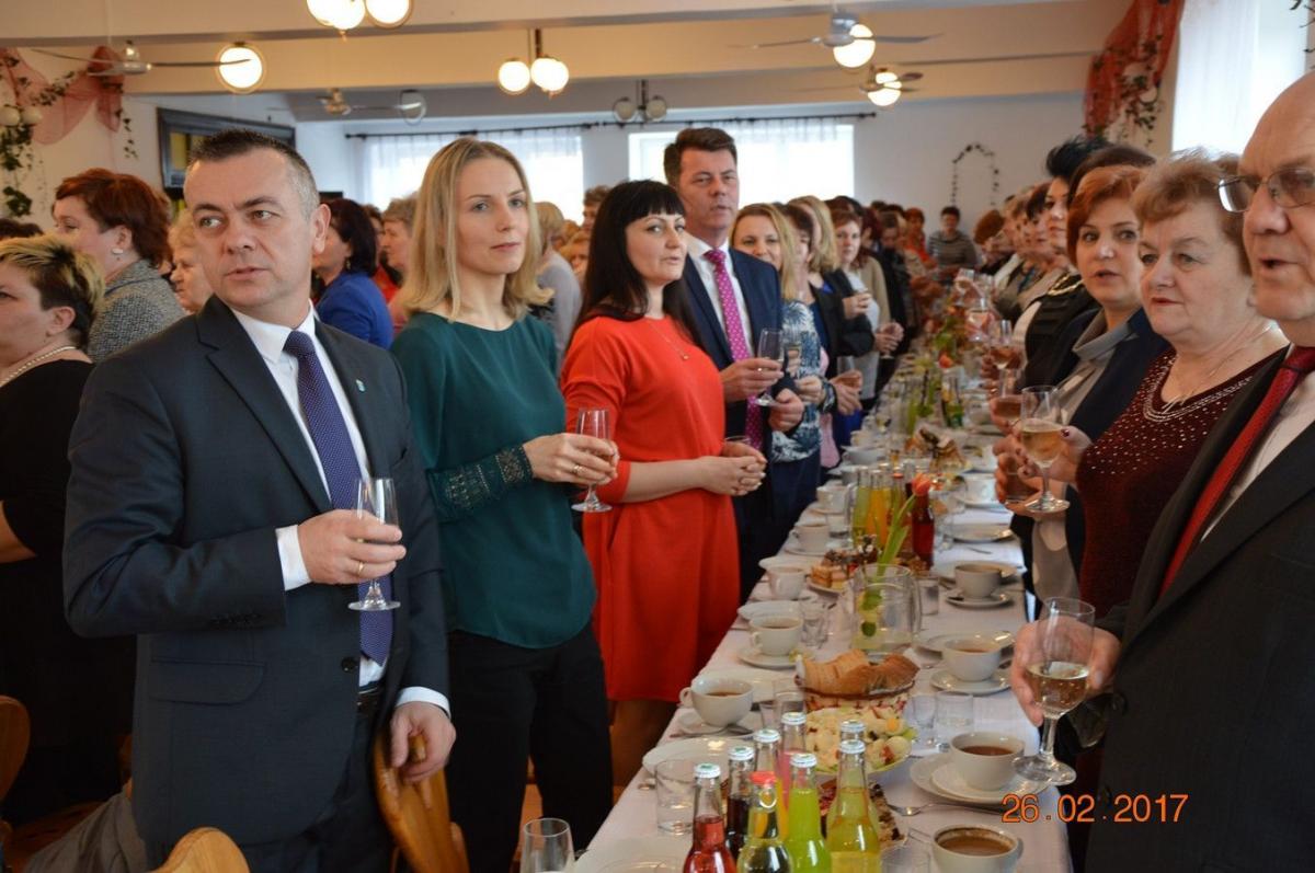 Na cześć wszystkich przedstawicielek płci pięknej z terenu gminy wzniesiono uroczysty toast.<br/>fot.UG Fredropol