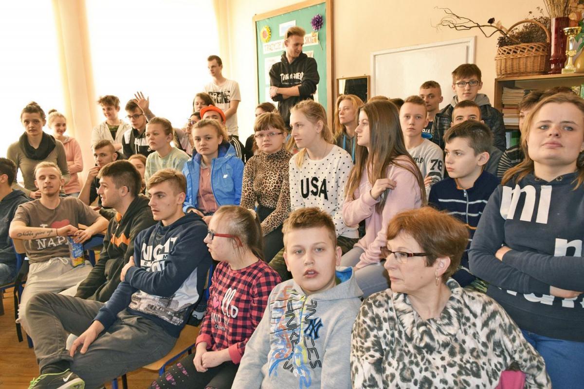 Niesłysząca młodzież z Polski i RPA za pomocą Skype’a rozmawiała o rozkładzie dnia w szkole, warunkach w internacie, sposobach spędzania wolnego czasu, ulubionych zabawach czy sportach.