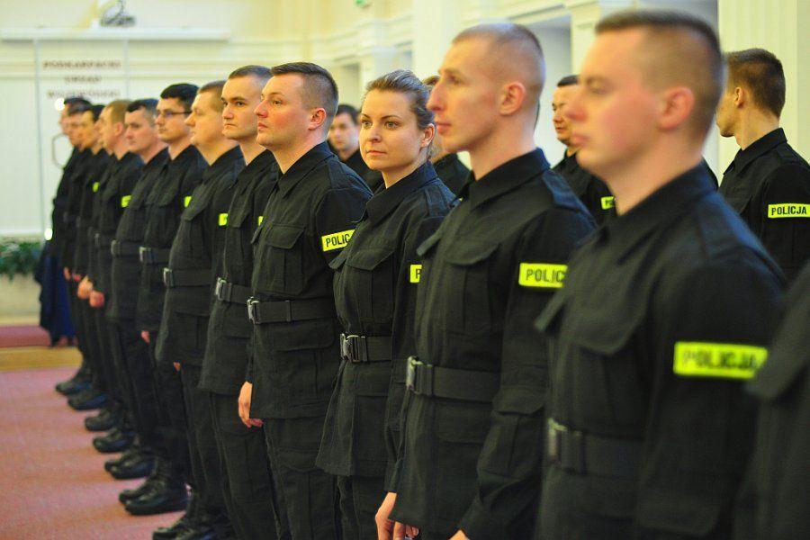 Uroczyste ślubowanie nowi policjanci złożyli w siedzibie Podkarpackiego Urzędu Wojewódzkiego w Rzeszowie.<br/>fot.KWP Rzeszów
