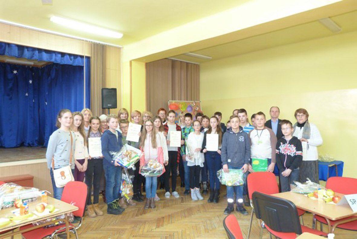 Uczestnicy X Międzyszkolnego Konkursu pod hasłem „Czy wiesz, co jesz?” tuż po rozdaniu nagród.<br/>fot.Sylwia Zakrzewska