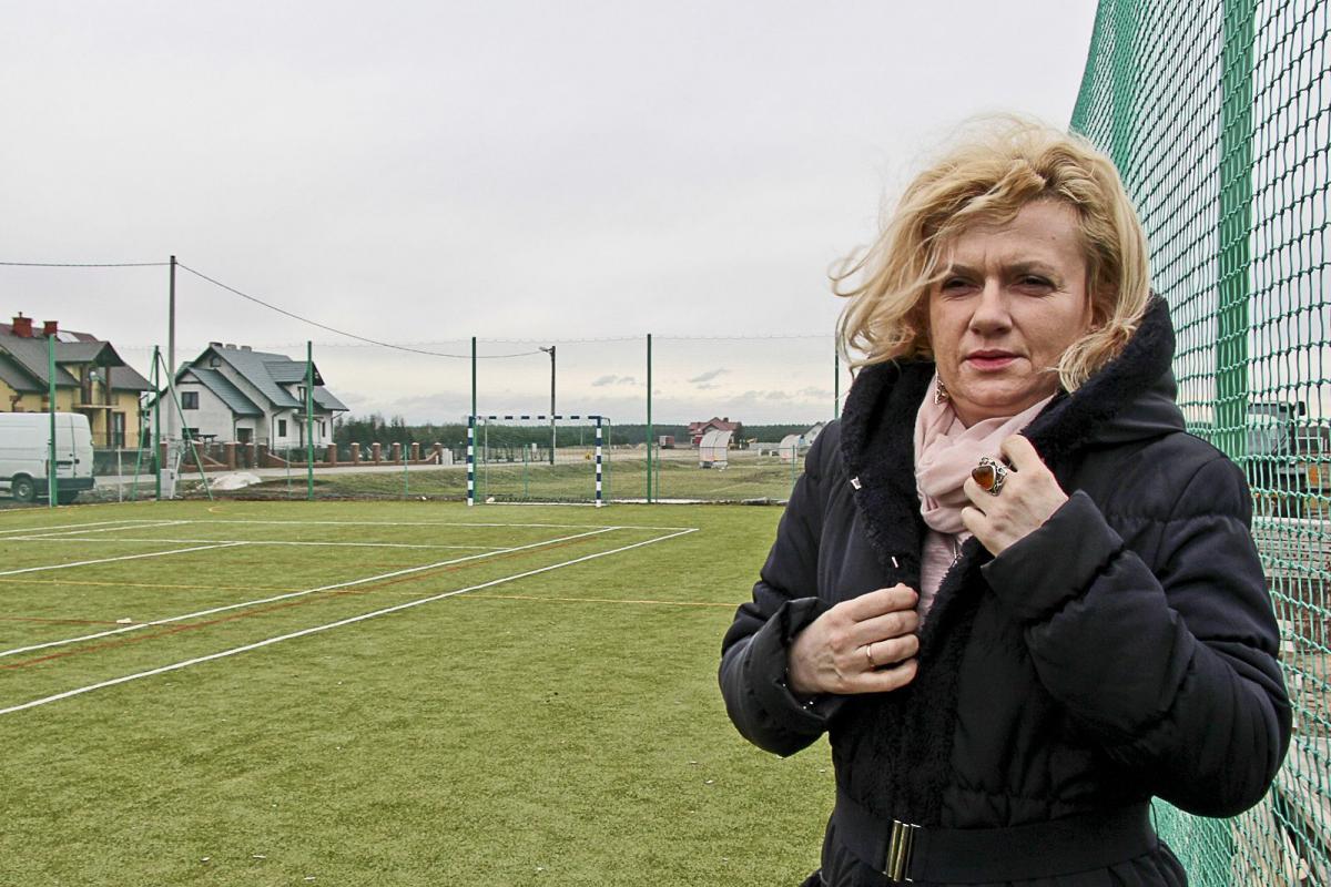 Małgorzata Flis, dyrektor Szkoły Podstawowej w Manasterzu na boisku, głównej nagrodzie w ogólnopolskim konkursie.
