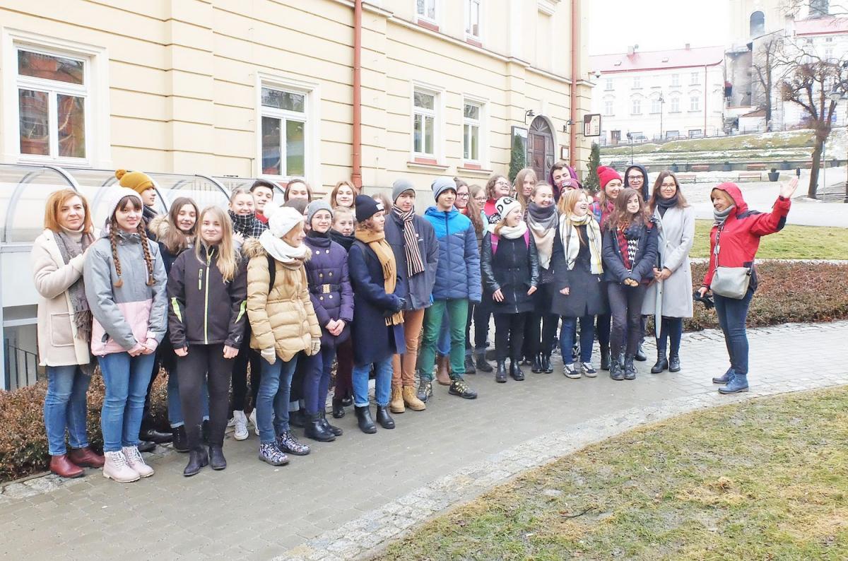 Grupą młodzieży ze szkoły muzycznej zajęła się Elżbieta Rozmus.<br/>fot.Jacek Szwic