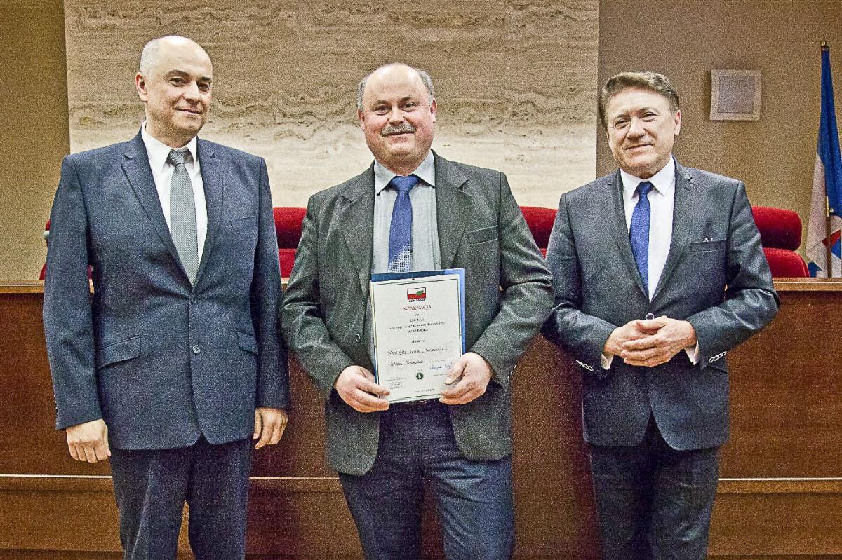 Szef firmy Leda-Ser z Wólki Krowickiej Leszek Jakimowicz (w środku) tuż po odbiorze nominacji do konkursu Agro Polska 2017.<br/>fot.Urząd Marszałkowski w Rzeszowie