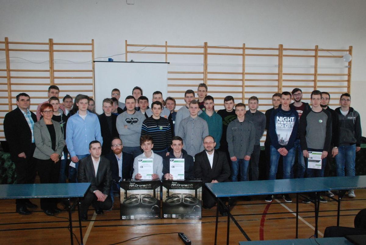Wszyscy uczestnicy konkursu w towarzystwie kapituły konkursowej.<br/>fot.zbiory II LO