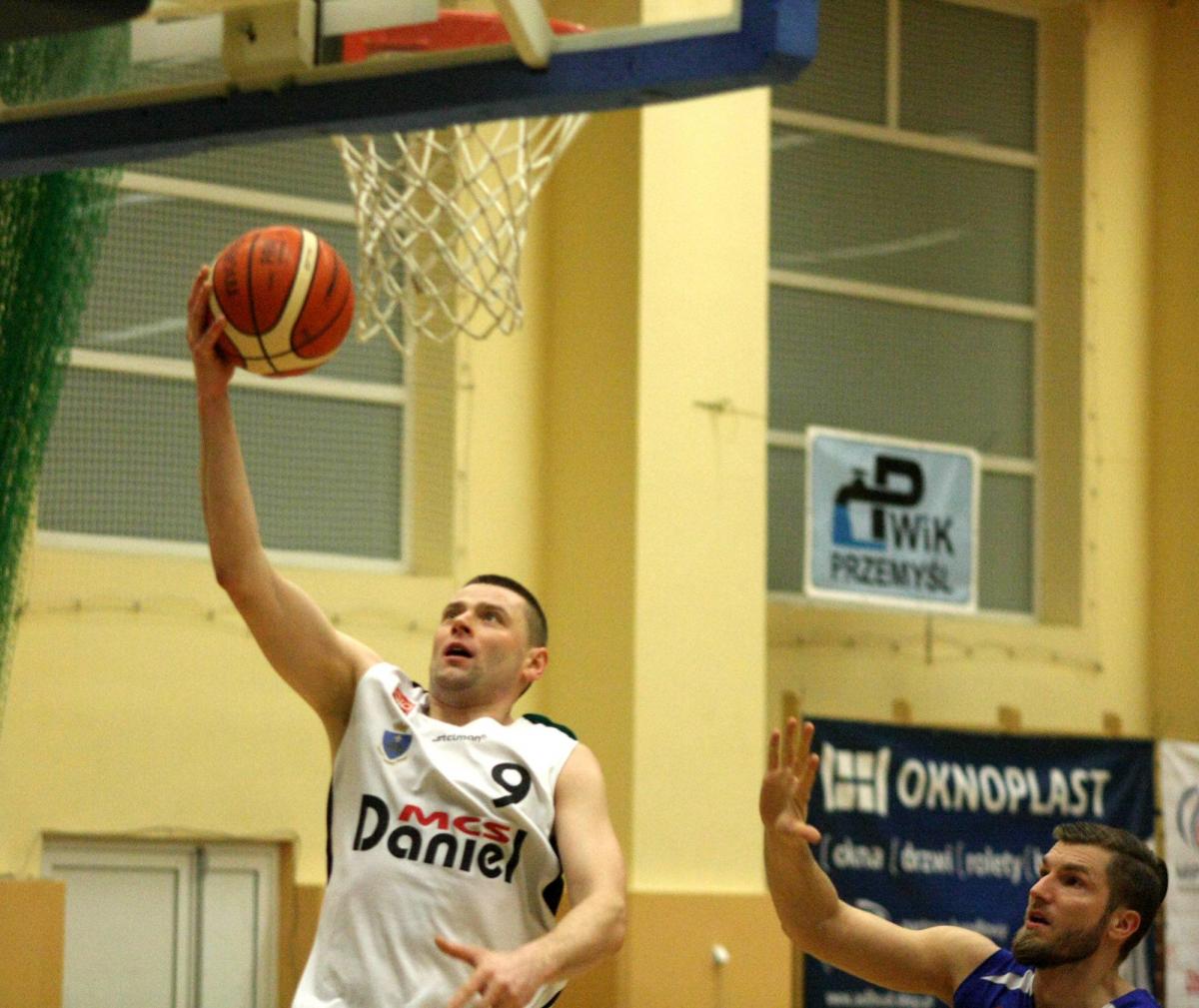 Grzegorz Płocica (rzuca) był tradycyjnie najskuteczniejszym zawodnikiem AZS PWSW MCS Daniel Przemyśl. W Opolu zdobył 24 punkty, a w cały sezonie przekroczył już barierę 400 punktów.<br/>fot.Kamil Krukiewicz