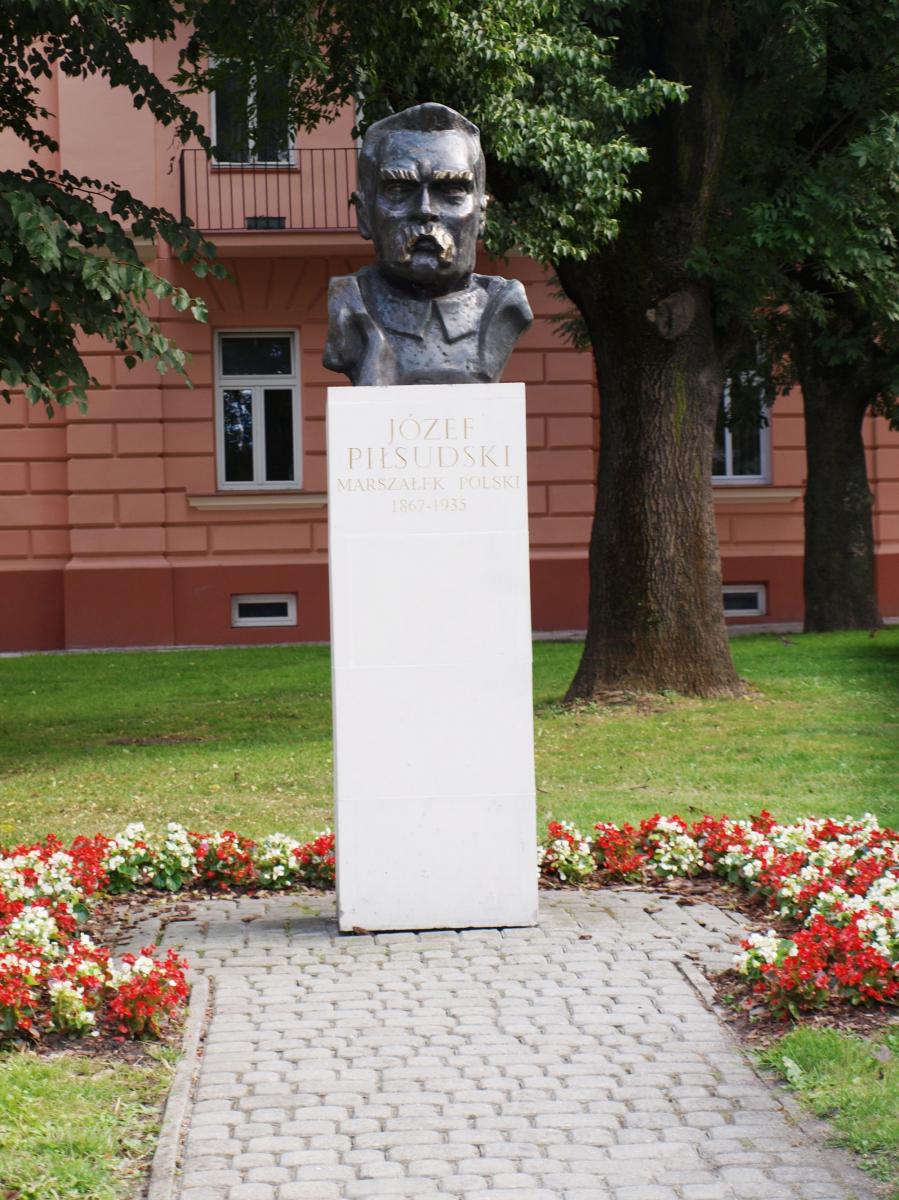 Zdaniem wielu przemyślan, popiersie Marszałka Józefa Piłsudskiego powinno znaleźć się w bardziej reprezentacyjnym miejscu niż zbieg ulic Mostowej i Wodnej.<br/>fot.Mariusz Godos