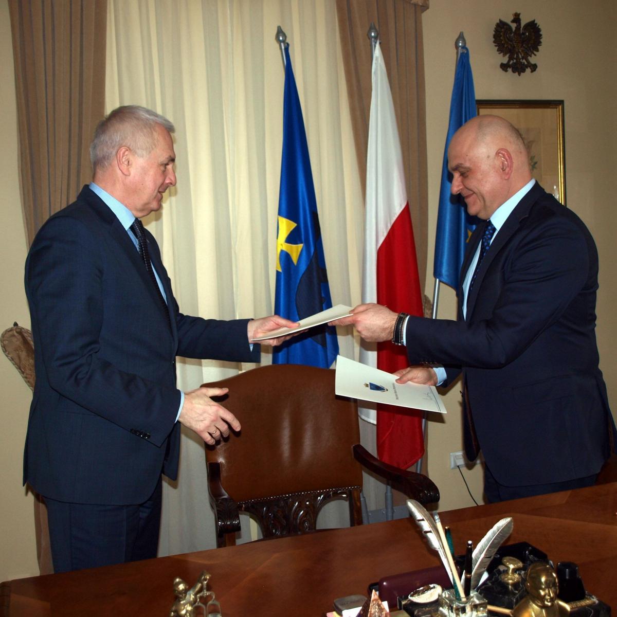 Porozumienie w sprawie budowy w Przemyślu sieci szybkiego światłowodowego internetu podpisane zostało 23 lutego br. Umowę parafowali prezydent miasta Robert Choma i Piotr Muszyński, wiceprezes ds. strategii i transformacji Orange Polska (z prawej).<br/>fot.Mariusz Godos