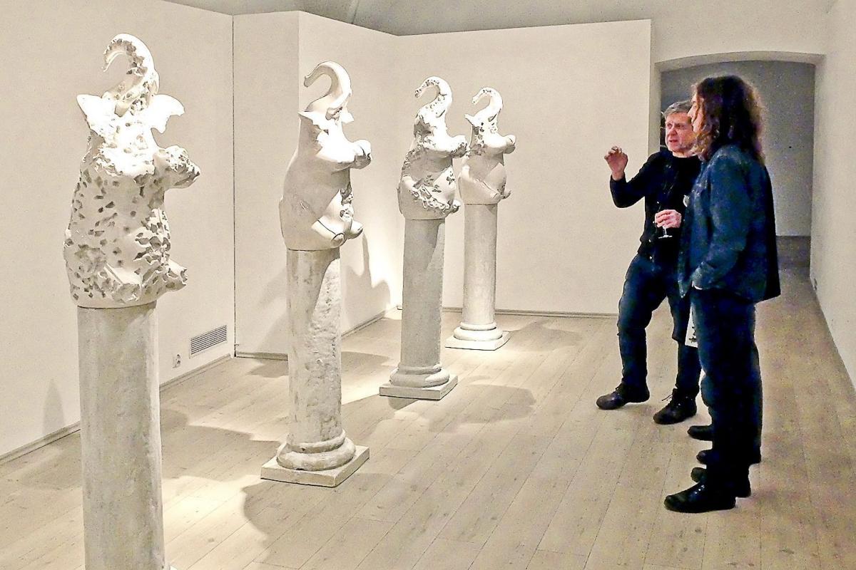 Białe figury. Ceramiczne rzeźby Alicji Kupiec. <br/>fot.Jacek Szwic