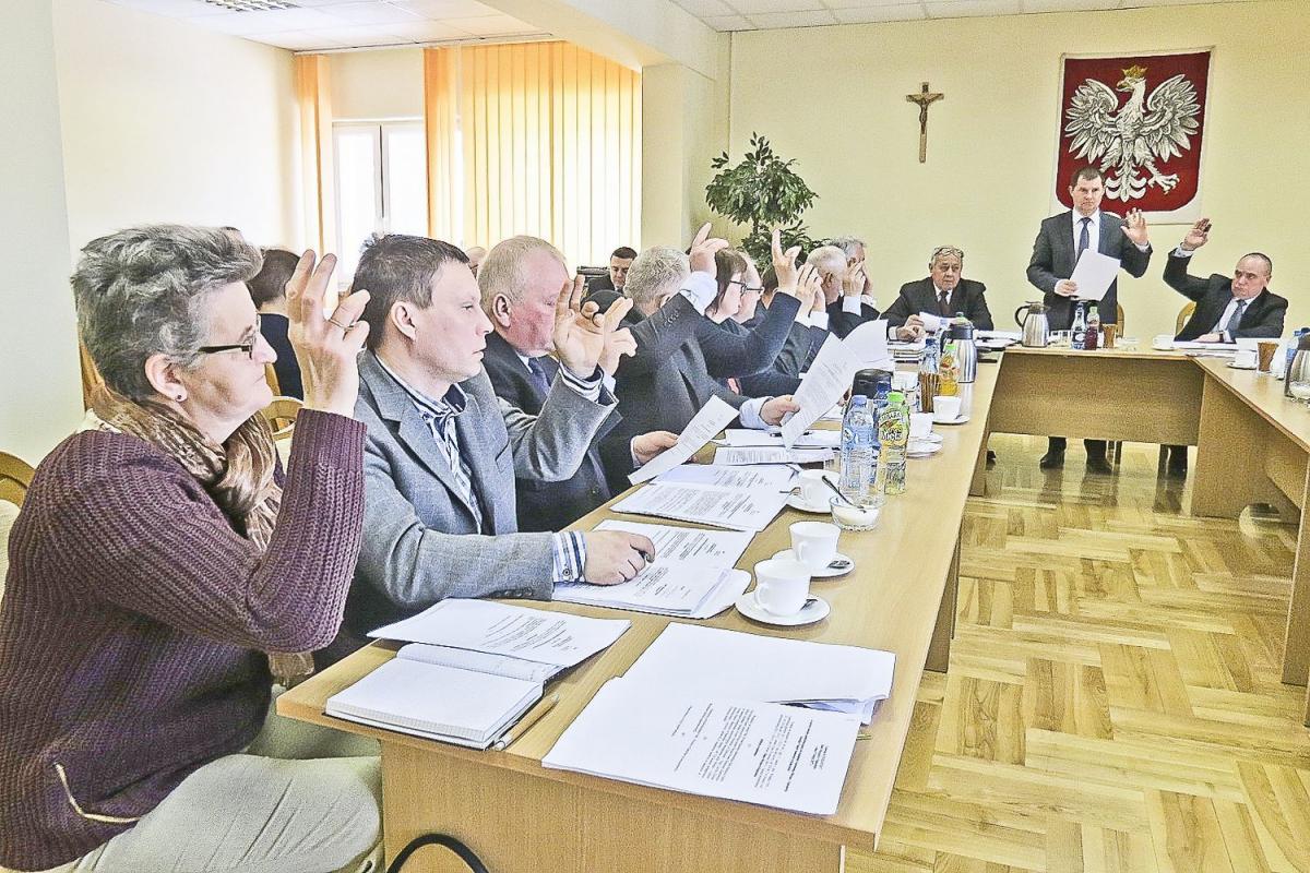 Radni niemal jednogłośnie przyjęli uchwałę dotyczącą reformy w szkołach. Od głosu wstrzymał się wiceprzewodniczący Józef Bochnak.<br/>fot.Barbara Chmura