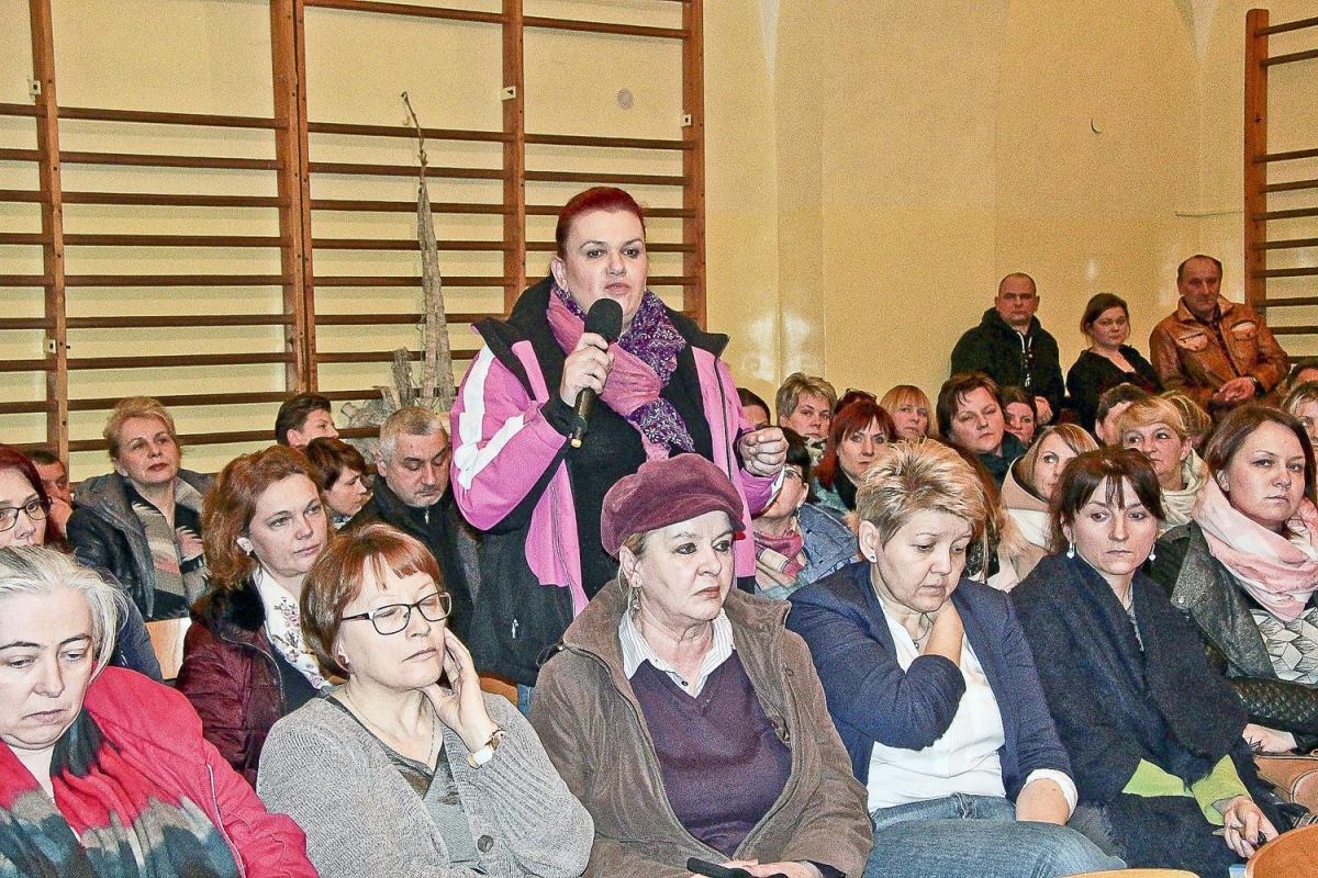 Większość pytań zgłaszanych przez rodziców pozostała bez odpowiedzi.<br/>fot.Roman Kijanka