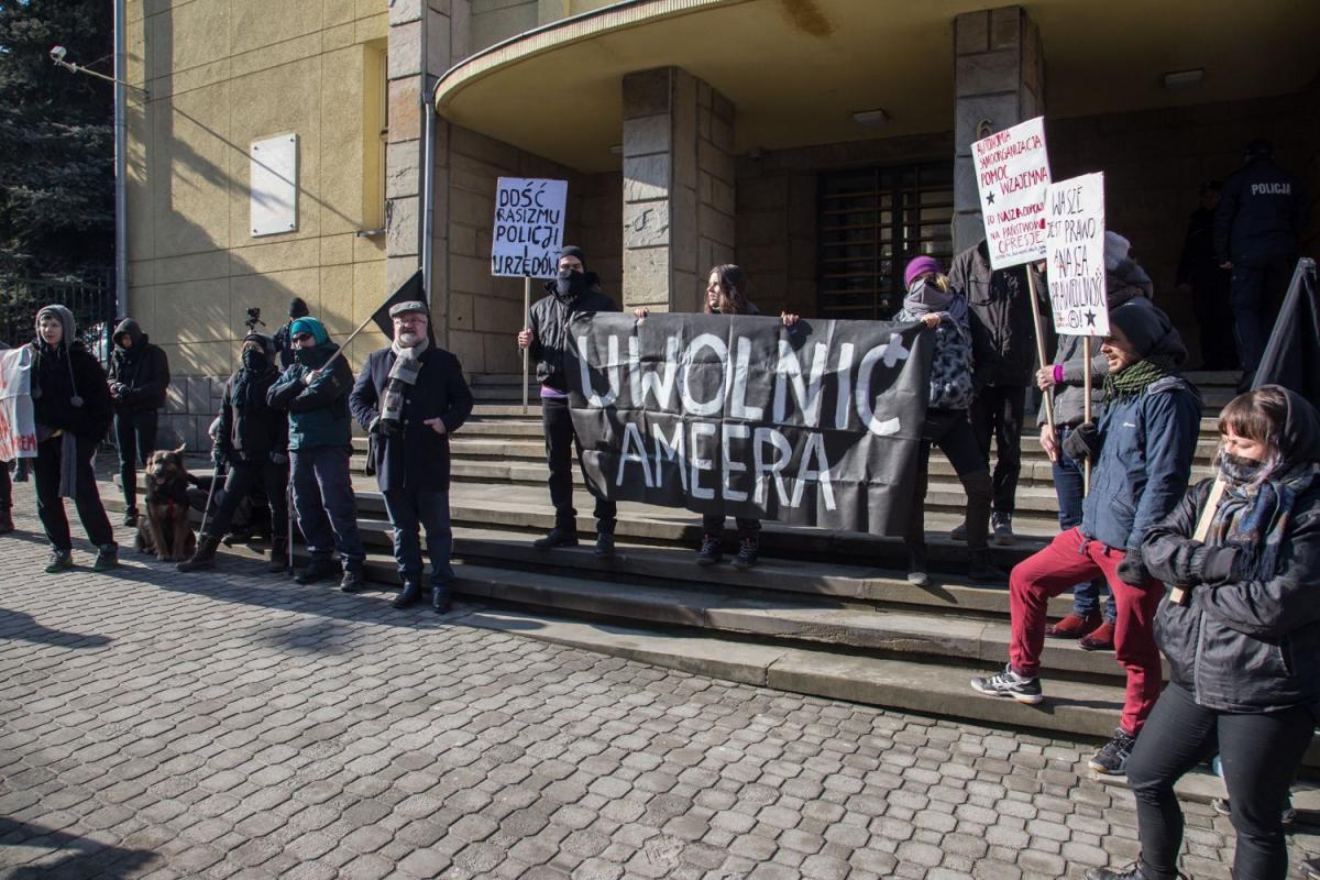 „Uwolnić Ameera”, „Dość rasizmu policji i urzędów”, „Wasze jest prawo, nasza sprawiedliwość” – z takim hasłami umieszczonymi na transparentach kilkanaście osób manifestowało 20 lutego br. przed budynkiem Sądu Okręgowego w Przemyślu. Pikietę zorganizowała inicjatywa „Solidarni z Ameerem”.<br/>fot.Kam