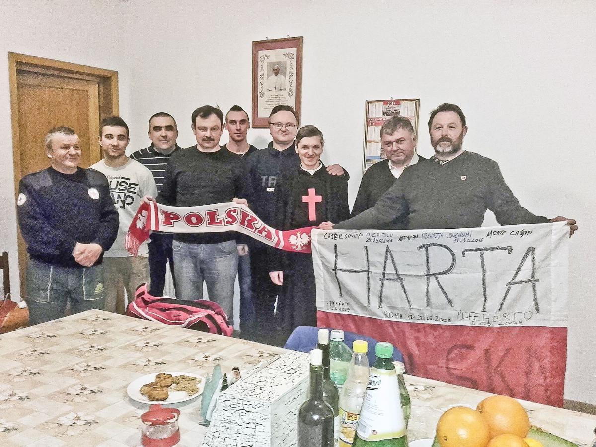 Mieszkańcy Harty pod przewodnictwem Jacka Stochmala (pierwszy z prawej) bezinteresownie pomagali w gruzińskim Suchumi.<br/>fot.ze zbiorów Jacka Stochmala