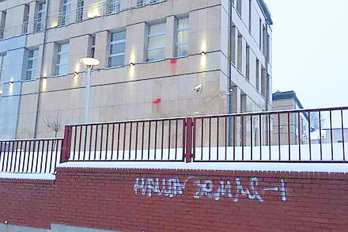 Ślady czerwonej farby na ścianie konsulatu i napis na jego ogrodzeniu.<br/>fot.www.kresy.pl