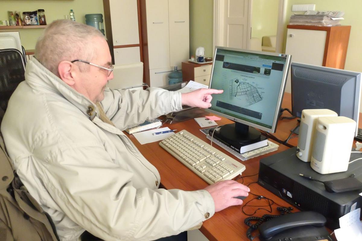 – Dlaczego w Przemyślu nie mogę w wyszukiwarce znaleźć grobu kolegi? – pytał Janusz Zajączkowski.  <br/>fot.Jacek Szwic