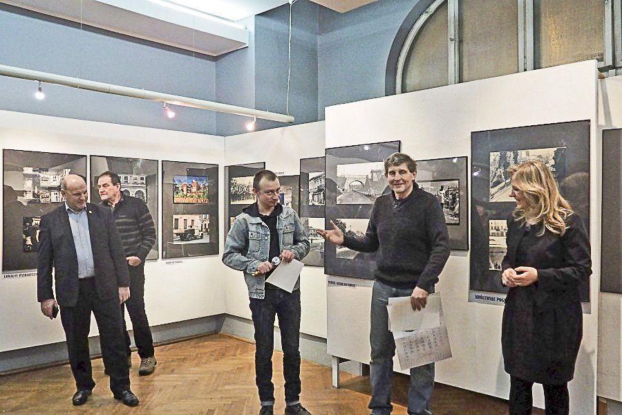 Na wernisażu wystawy pojawili się autorzy osobliwych fotografii.<br/>fot.MOK Jarosław