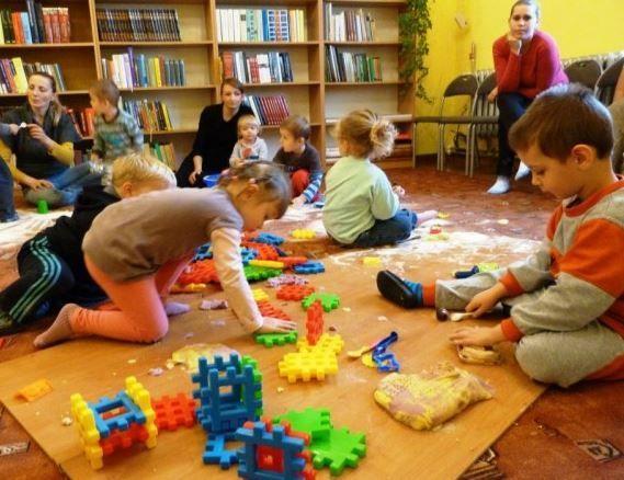 Na maluchy czekają ciekawe scenariusze zabaw rozwijających zmysły, logopedycznych, sensorycznych, konstrukcyjnych, motorycznych, twórczych i ruchowych z wykorzystaniem prostych pomocy.<br/>fot.MBP Cieszanów