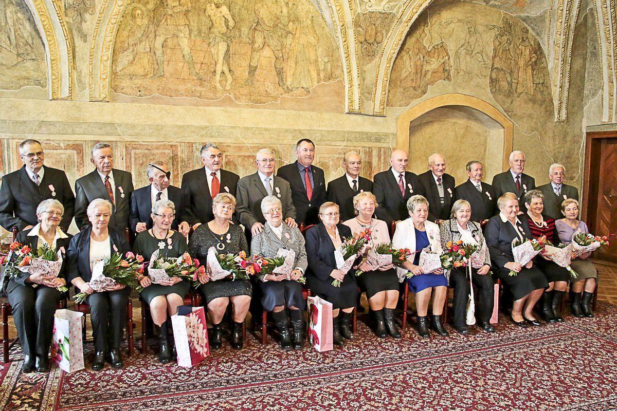 Otrzymali medale za tysiące przeżytych razem dni.<br/>fot.UM Jarosław
