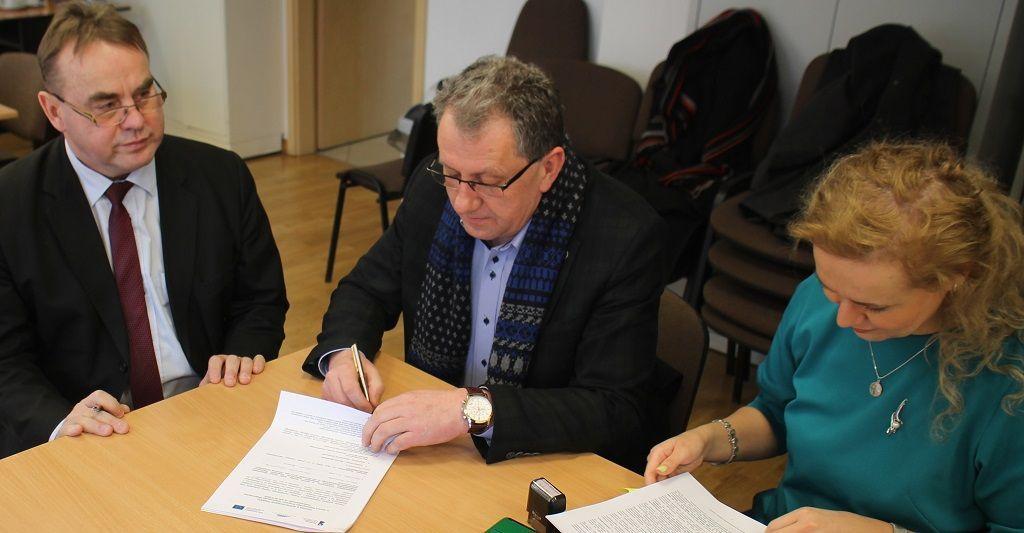 Umowę na sfinansowanie inwestycji podpisał 16 bm. w Podkarpackim Urzędzie Marszałkowskim Tadeusz Chrzan – starosta jarosławski.<br/>fot.Starostwo Powiatowe w Jarosławiu