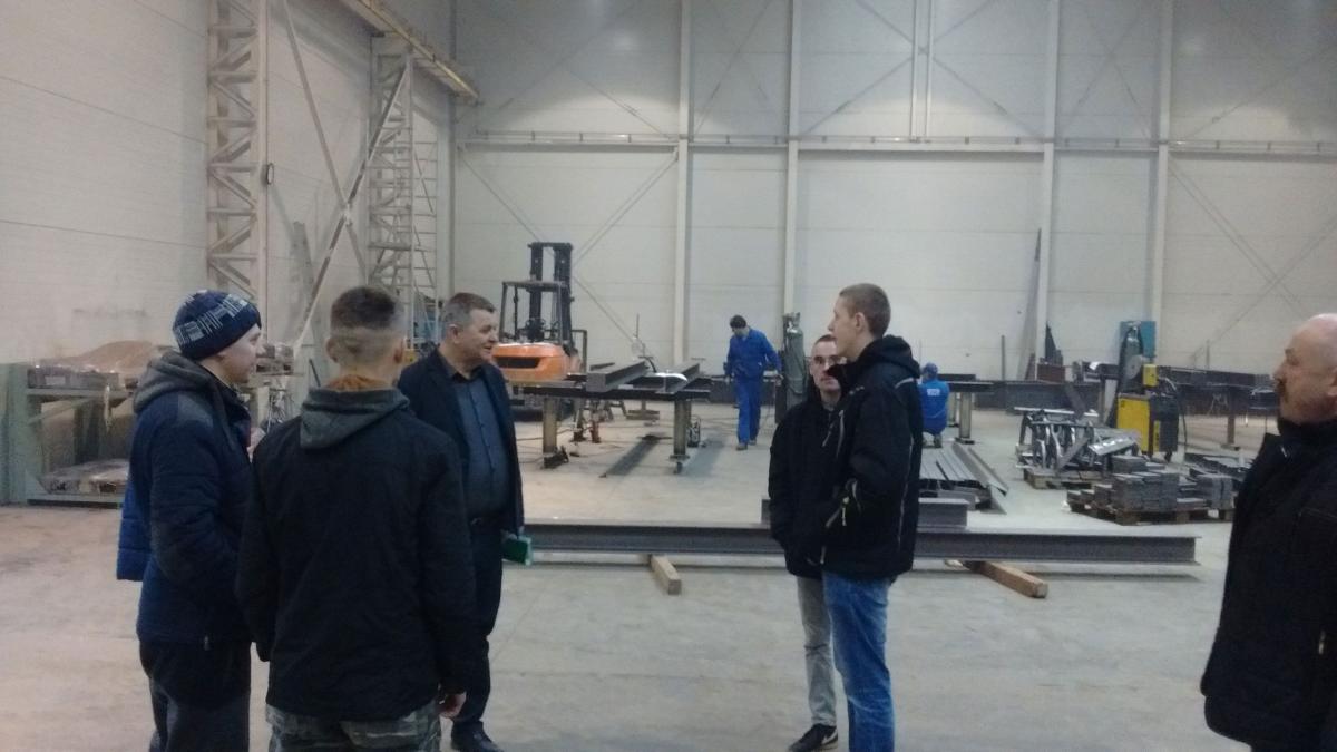 Młodzież szkolna zdążyła już zwiedzić siedzibę MDM Polska sp. z o.o. w Bobrówce, zapoznać się z warunkami pracy w firmie i kierunkiem produkcji.