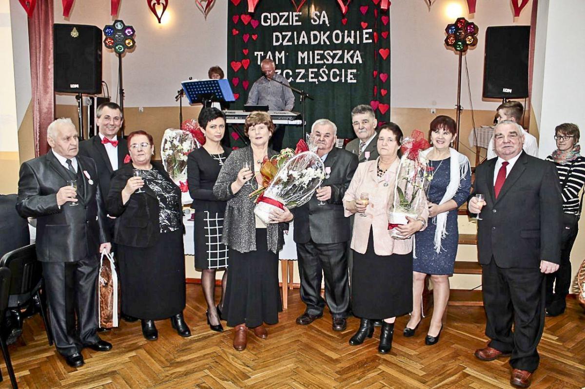 W Zamiechowie jubileusz 50-lecia pożycia małżeńskiego świętowały 3 pary. Jubilaci nie kryli wzruszenia i dziękowali za życzenia, medale i prezenty. <br/>fot.Monika Maj-Lichończak