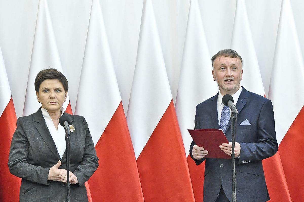 Premier Beata Szydło podczas wizyty w Żurawicy. Obok obecny wójt gminy Krzysztof Składowski.<br/>fot.Paweł Bugira