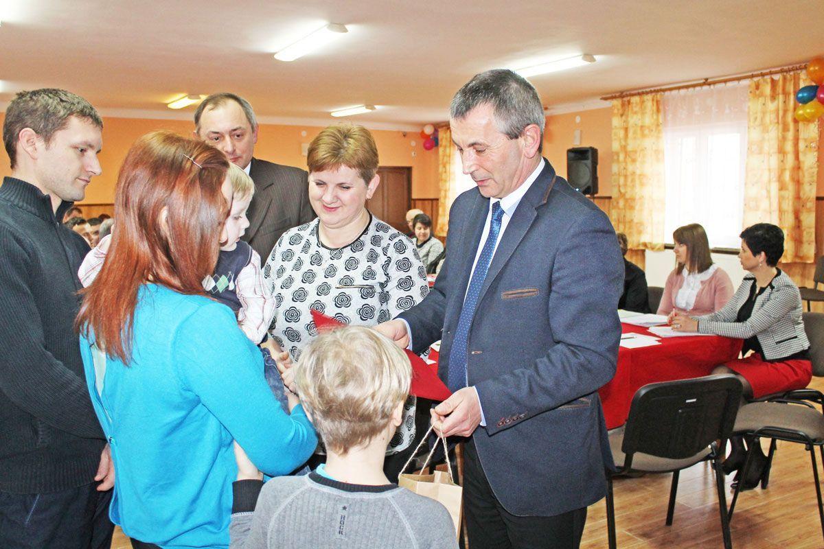 Wójt gminy Chłopice Andrzej Czyż w obecności radnych i sołtysów wręczył rodzicom potwierdzenie przelania uzbieranych kwot na konta fundacji.Rodziny nie kryły łez wzruszenia.