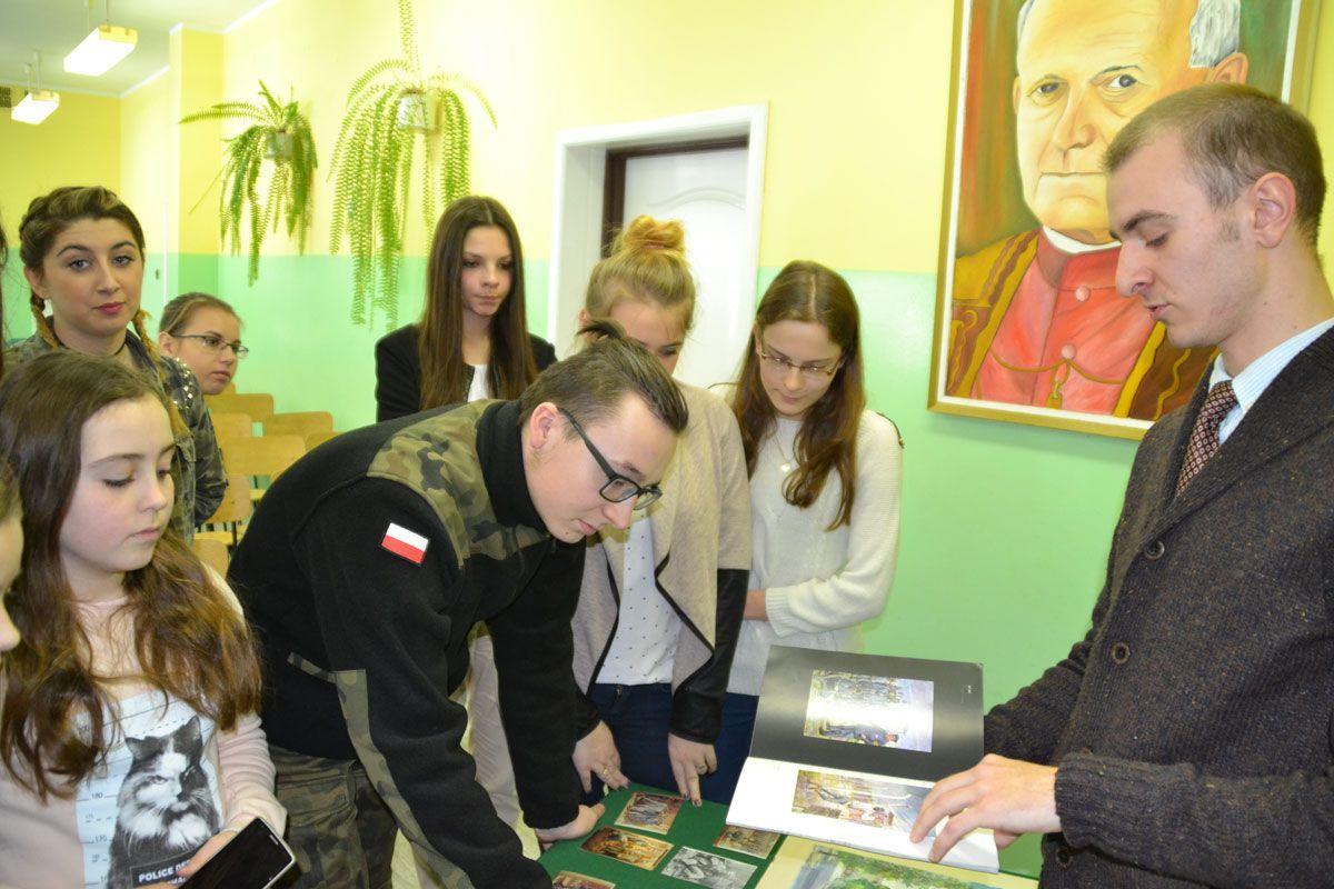 O swoim przodku – Janie Komskim – barwnie i dojrzale opowiadał Jakub Ciesielski, który razem z matką, Marzeną Komską-Ciesielską, gościł na spotkaniu w ZS Birczy, <br/>fot.materiały organizatora