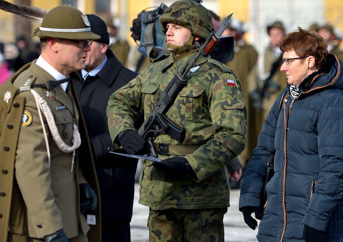 Wśród składających przysięgę był Sylwester Kołodziej z Węgierki. Płk Jarosław Mokrzycki, dowódca podhalańczyków, pogratulował elewowi bardzo dobrych wyników osiągniętych w pierwszych tygodniach szkolenia. Uczynił to w obecności jego rodziców.<br/>fot.zbiory własne