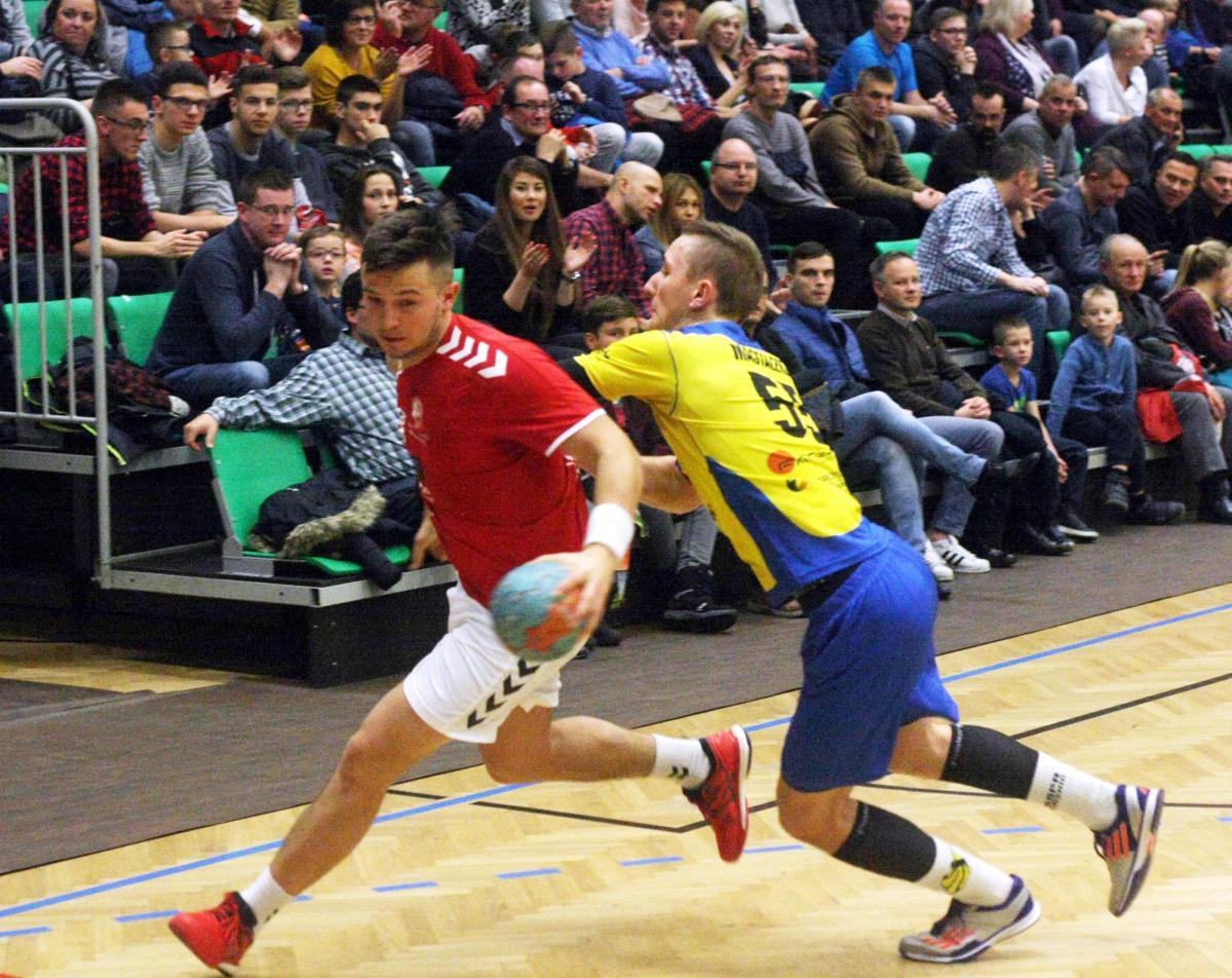 Mateusz Kroczek (z lewej) zdobył w Kaliszu 6 bramek.<br/>fot.Kamil Krukiewicz