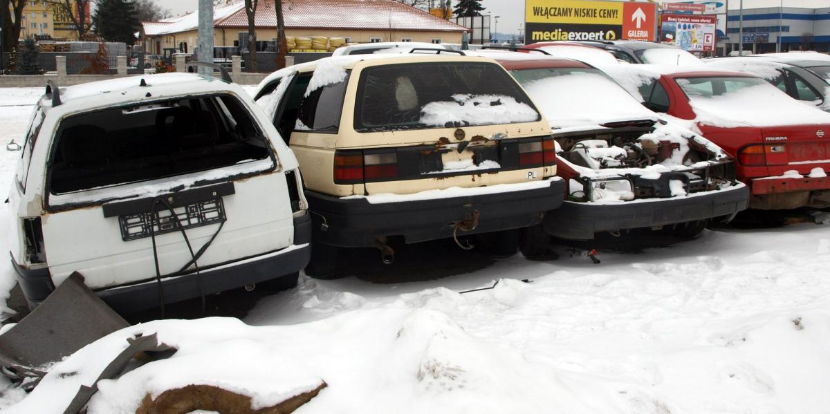 Największe w Przemyślu „cmentarzysko” porzuconych samochodów, a raczej wraków, znajduje się na parkingu jednego z hipermarketów. Z 10 pojazdów niewiele pozostało.<br/>fot.Mariusz Godos