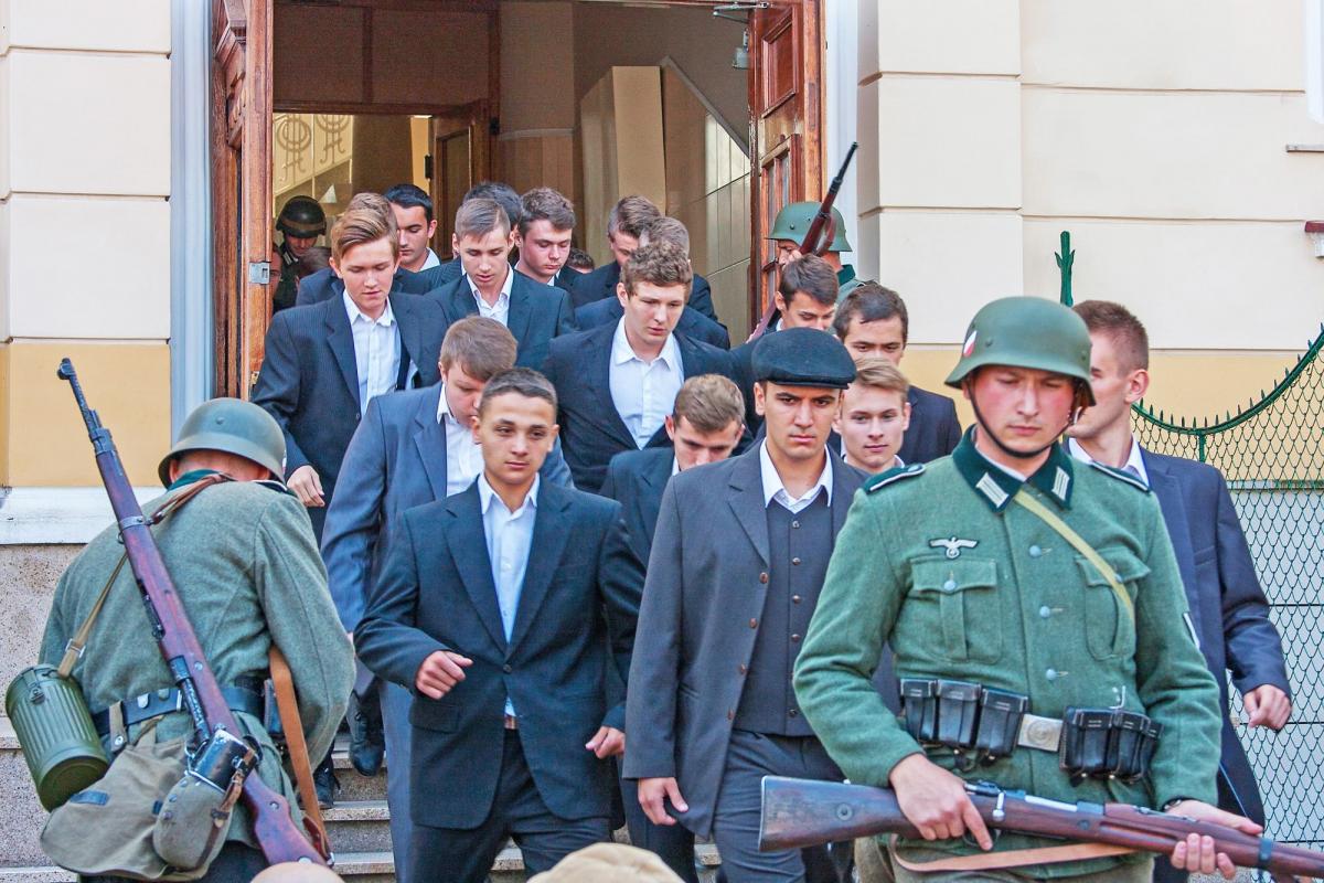 We wrześniu 2016 r. odbyła się rekonstrukcja aresztowania i wywózki młodych Polaków, stanowiąca kanwę do nakręcenia filmu o tym wydarzeniu przez lokalną telewizję internetową „TwojaTV”.<br/>fot.ze zbiorów ZSBiO Jarosław